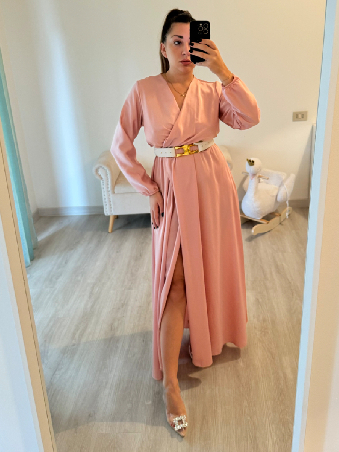abito in raso lungo con spacco colore rosa