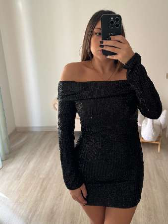 vestito con paillettes a manica lunga con spalle scoperte nero